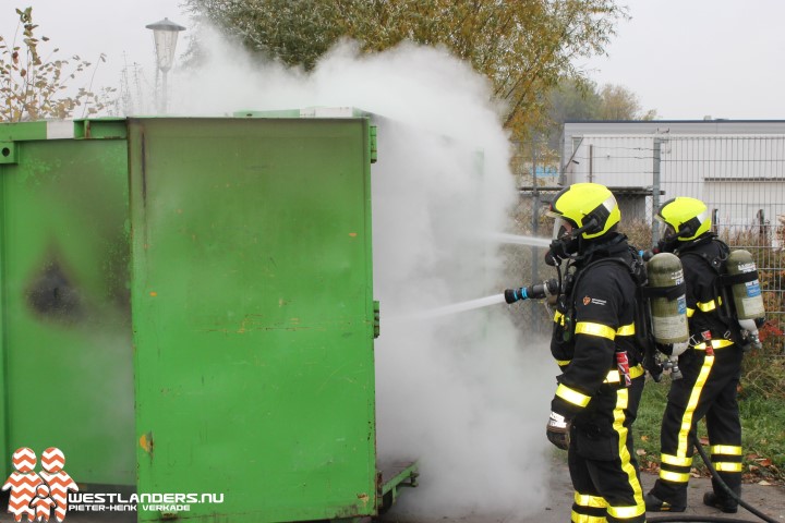 Krantencontainer in brand bij voetbalvereniging