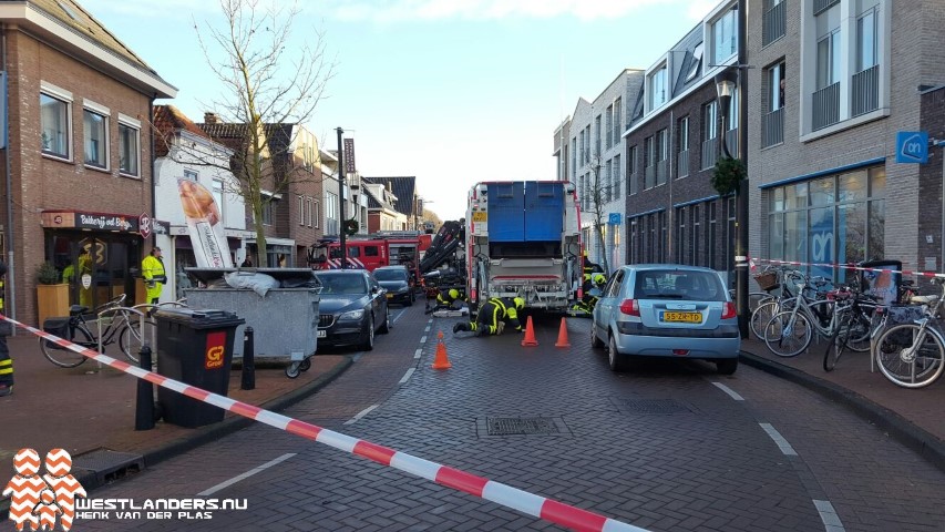 Vrouw bekneld onder vuilniswagen Hoofdstraat