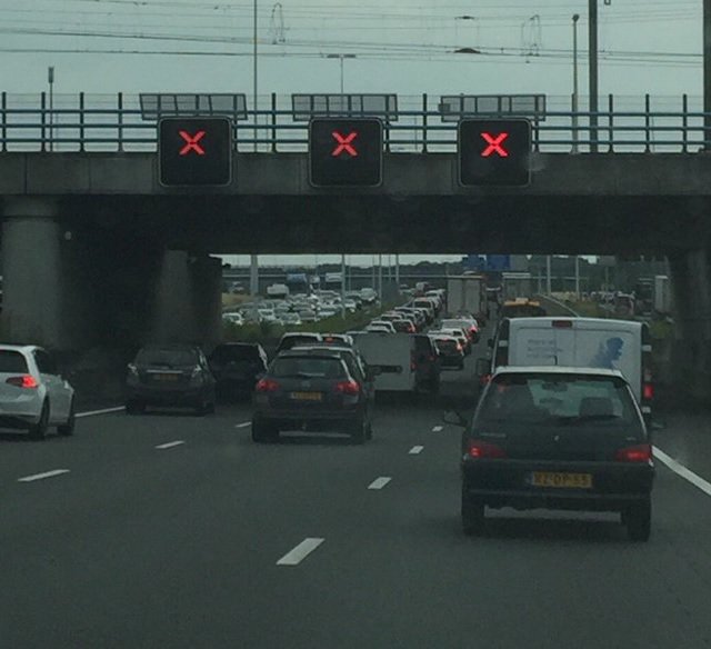 Rijksweg A4 dicht na aanrijding met persoon