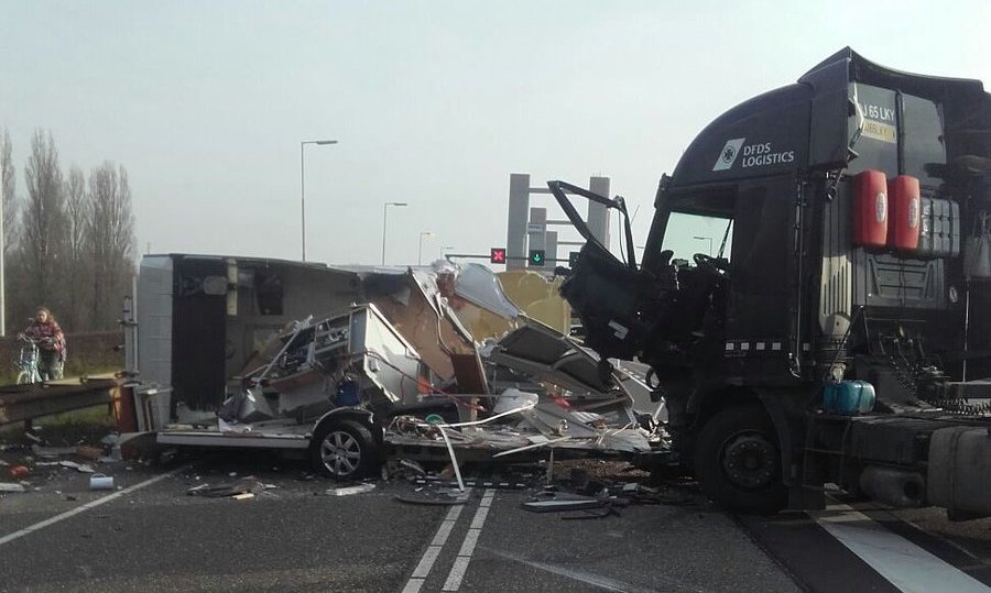 Dronken vrachtwagenchauffeur veroorzaakt ravage voor Spijkenisserbrug