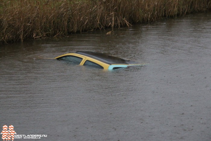 Auto te water aan de Gaagweg