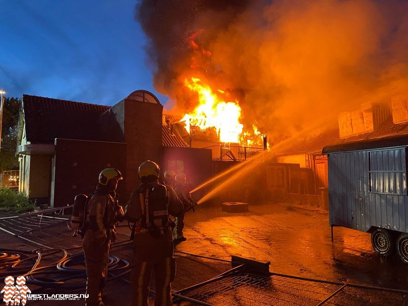 Voormalig café Delfland in vlammen op