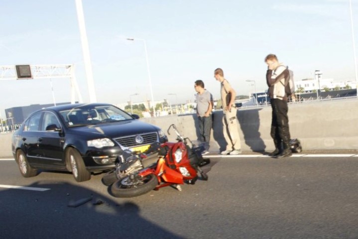 Ongeluk met motorrijder op de A20