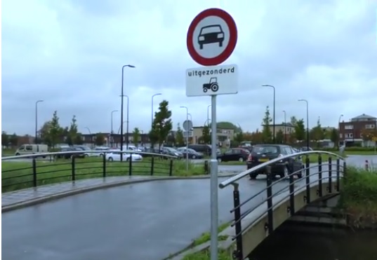 Collegevragen over malle brug Wateringse Veld