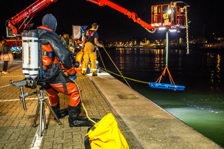 Brandweerduikers houden oefening in haven