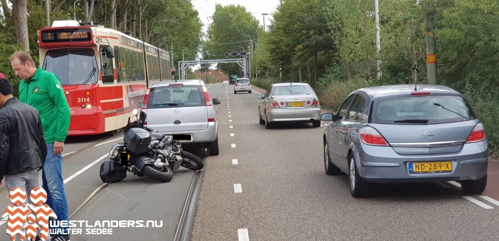 Motorrijder licht gewond na ongeluk