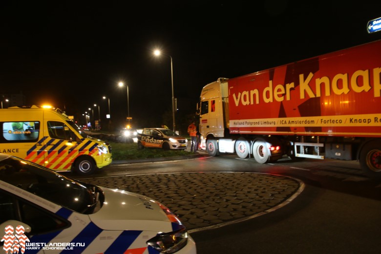 Auto in botsing met vrachtwagen Poeldijkseweg