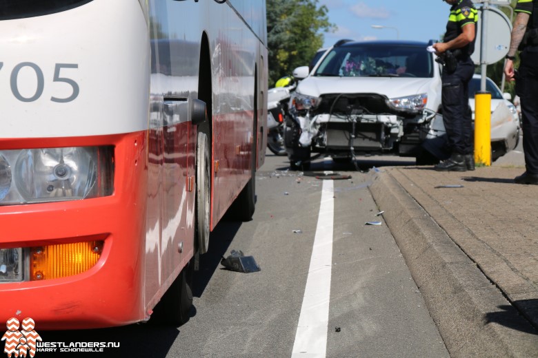 Auto in botsing met lijnbus 30