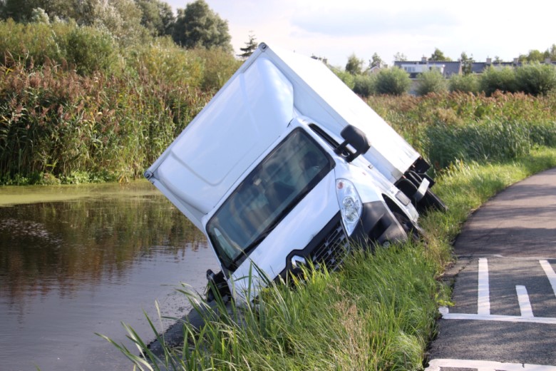 Vrachtwagen bijna te water