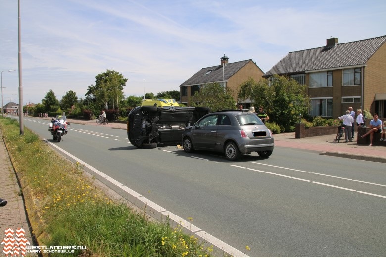 Auto op zijn zijkant na ongeluk Emmastraat