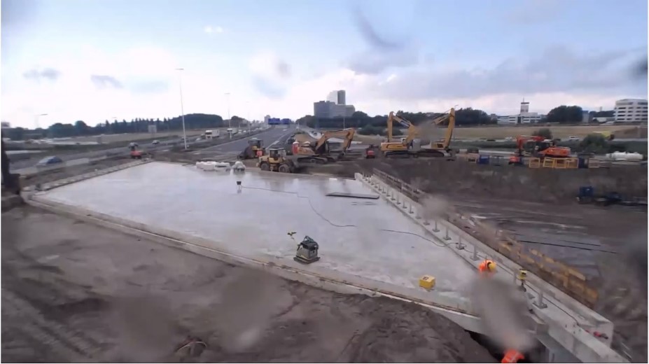 Eerste van de twee nieuwe viaducten in de A4 gereden