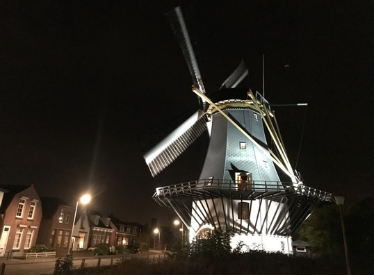 Korenmolen draait met 3 molenaars