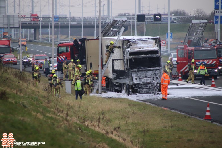 Rijksweg A4 afgesloten vanwege vrachtwagenbrand