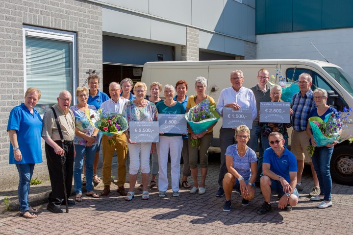 Habbekrats geeft 4 cheques weg aan goede doelen