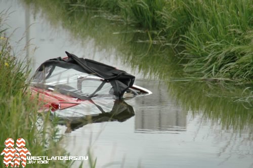 Auto te water langs de A20