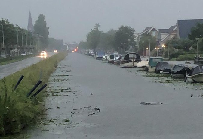 Auto te water Buitenwatersloot