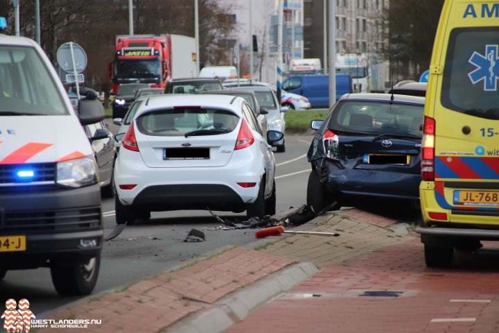 Twee personen naar ziekenhuis na ongeluk Poeldijkseweg