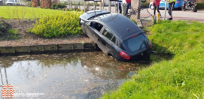 Auto te water langs het Poeldijksepad