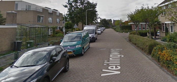 Autobedrijf parkeert wagenpark langs de weg