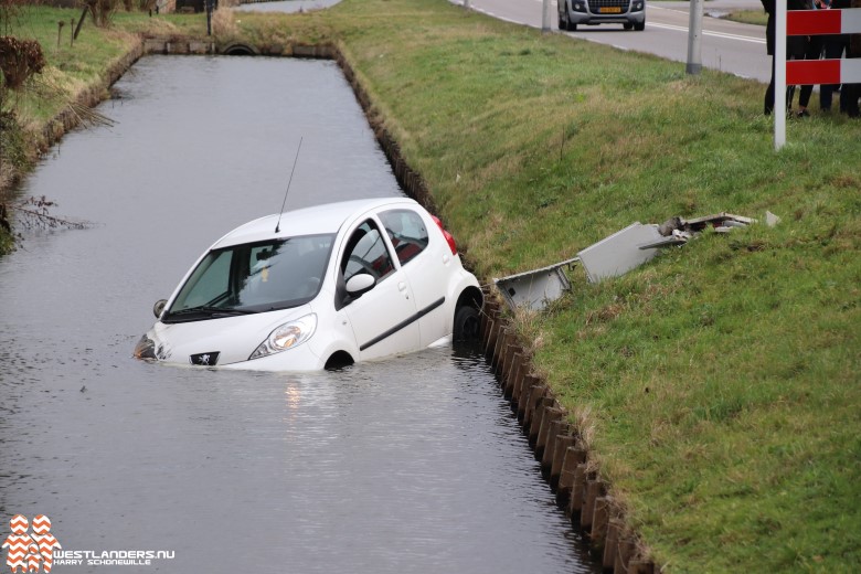 Auto te water aan de van Luyklaan