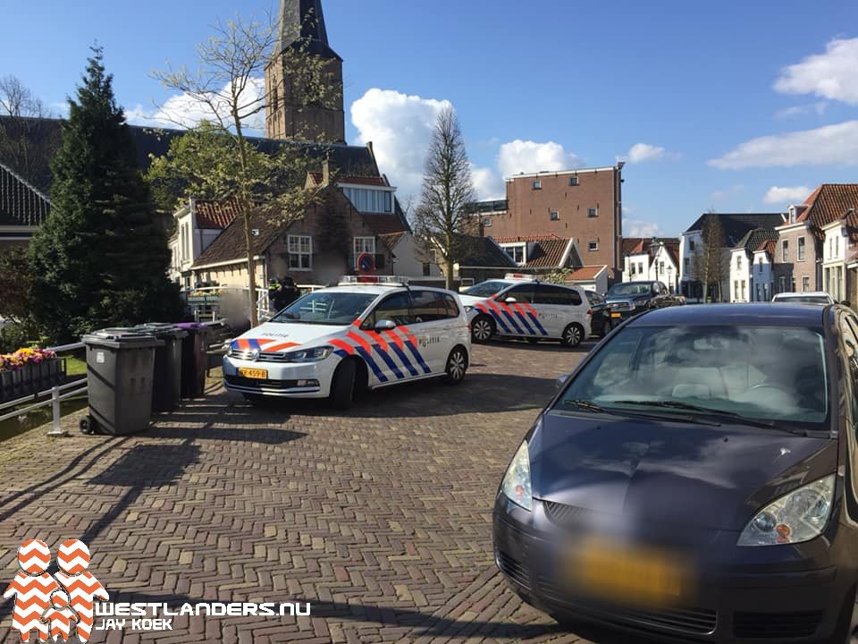 Politie met kogelwerend vest in Maasland