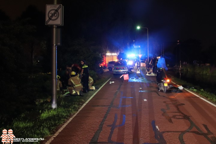 Meisjes met scooter te water bij Westgaag