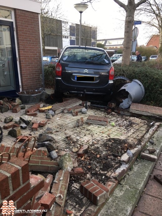 Automobilist rijdt voortuin binnen bij Schoolstraat