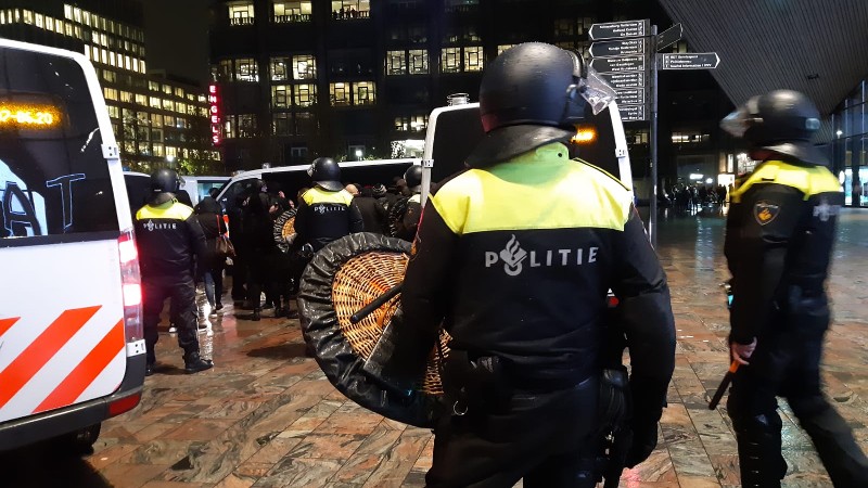 Turken en Koerden slaags tijdens demonstratie Rotterdam