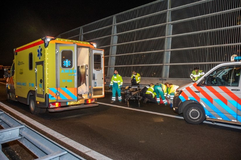 Voetganger zwaargewond na aanrijding op de A20