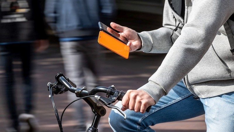 Vanaf maandag appen op de fiets verboden