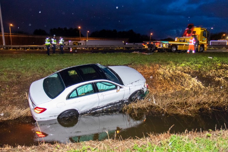 Auto bijna te water bij A20