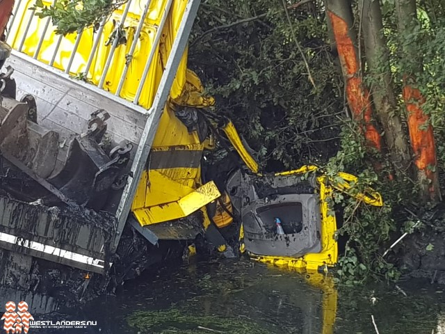 Bergingsdiensten avond zoet met bergen van vrachtwagen