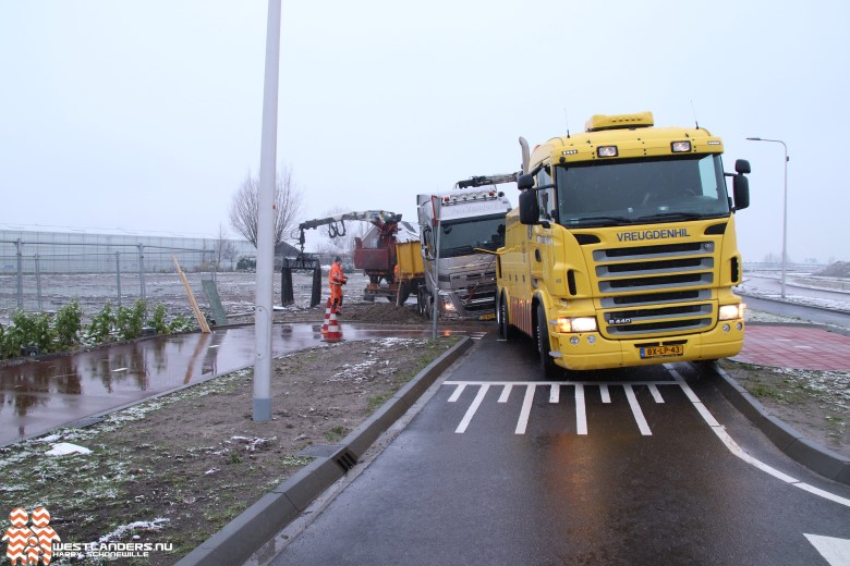 Vrachtwagen vast in de berm