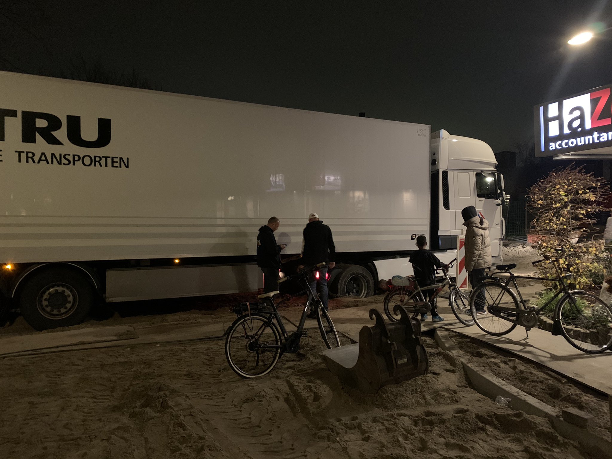 Chauffeur rijdt zich vast op de Kerklaan