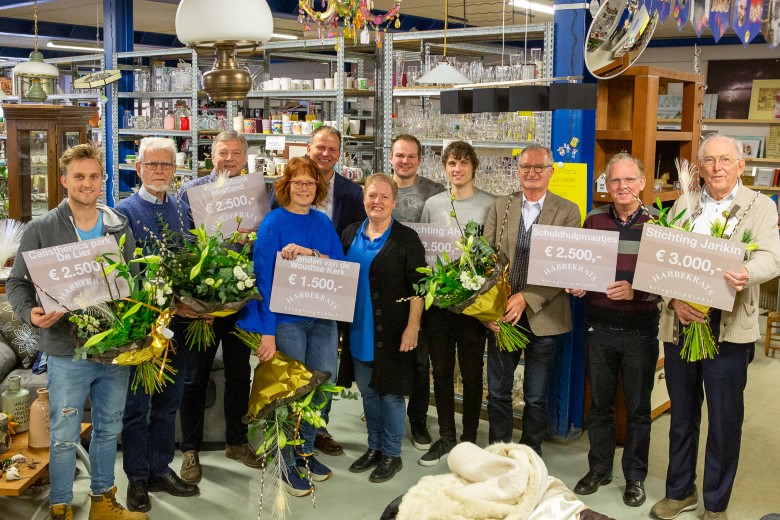 Uitreiking cheques kringloopwinkel Habbekrats