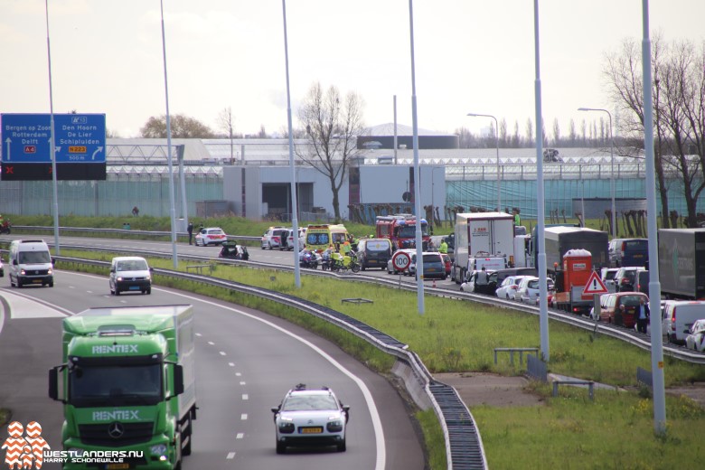 Automobiliste gewond na botsing met vrachtwagen