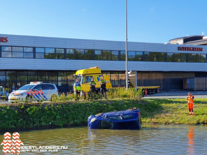 Pool gevlucht na auto te water