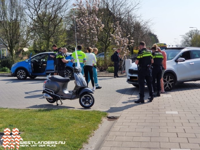 Scooterrijdster geschept door auto