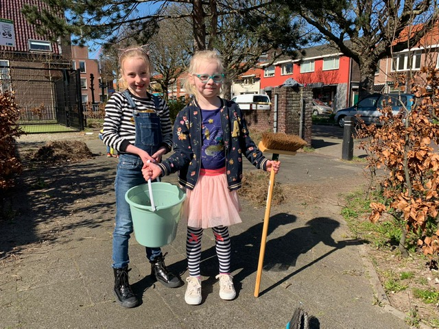 Spontane schoonmaakactie bij kinderspeeltuin