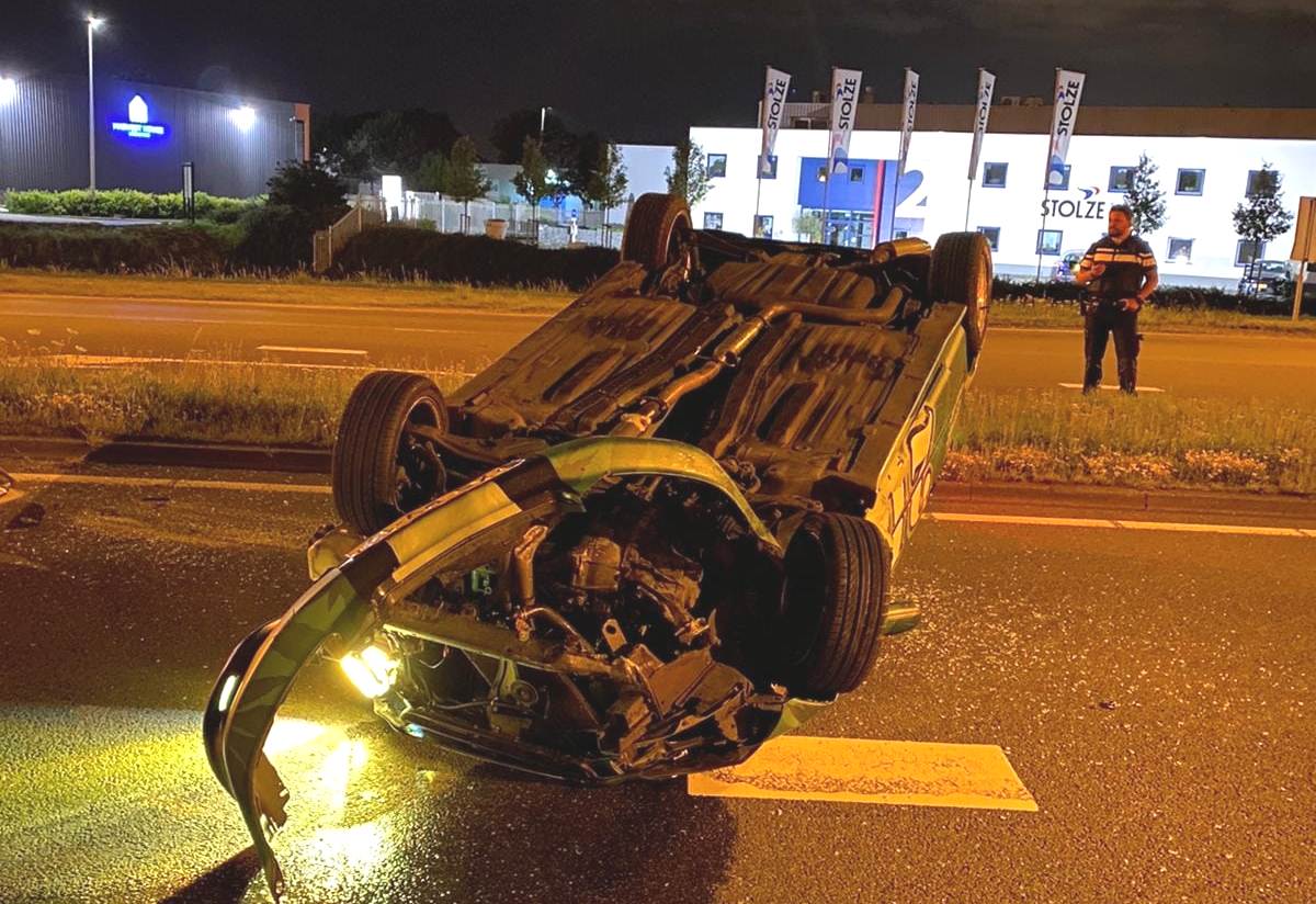 Vrijgezellenfeest eindigt met auto op zijn dak