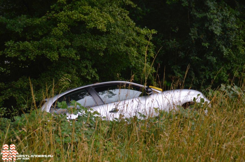 Auto raakt van de weg bij oprit A20