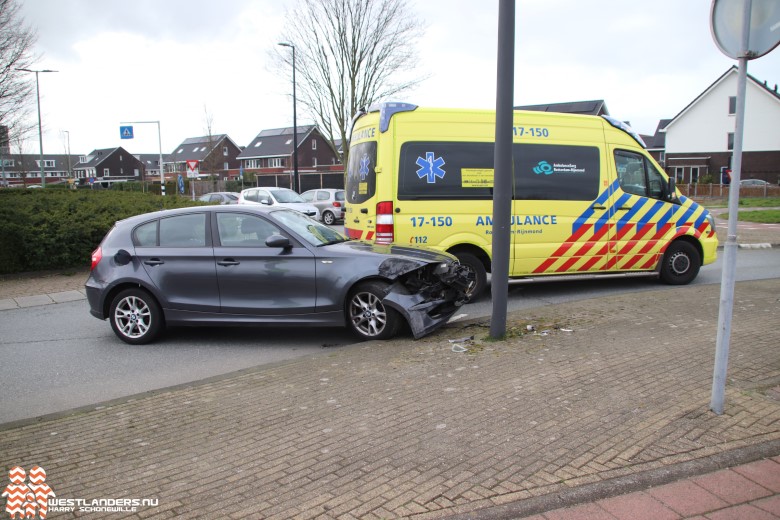 Automobiliste rijdt BMW tegen paal