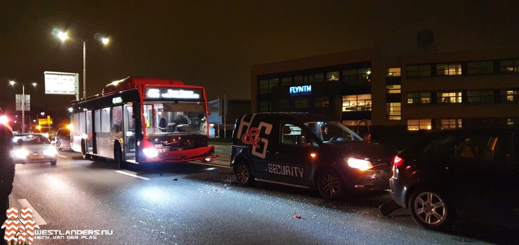 Ongeluk op de N213 met auto ’s en lijndienst