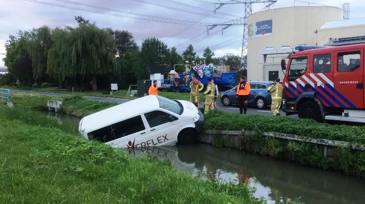 Auto te water aan de Vlietweg