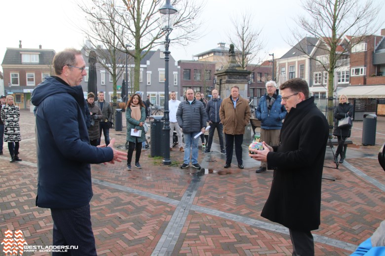 KHN overhandigt leeg spaarvarken aan burgemeester Arends