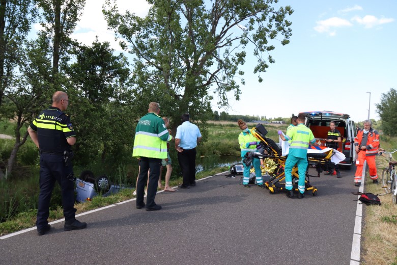 Auto ondersteboven in sloot Kandelaarweg