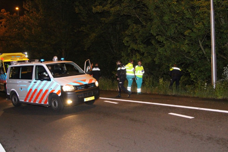 Auto vliegt uit de bocht bij afrit A20