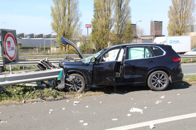 Auto crasht tegen vangrail A4