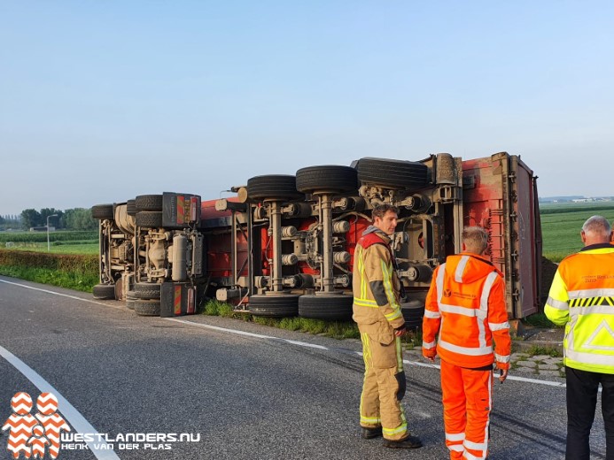 Vrachtwagen vliegt uit de bocht bij A4