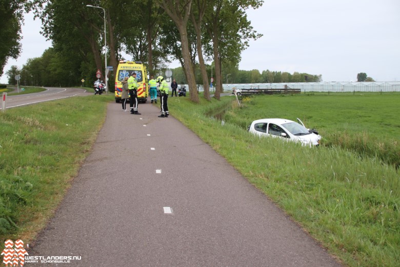 Auto te water aan de Woudseweg